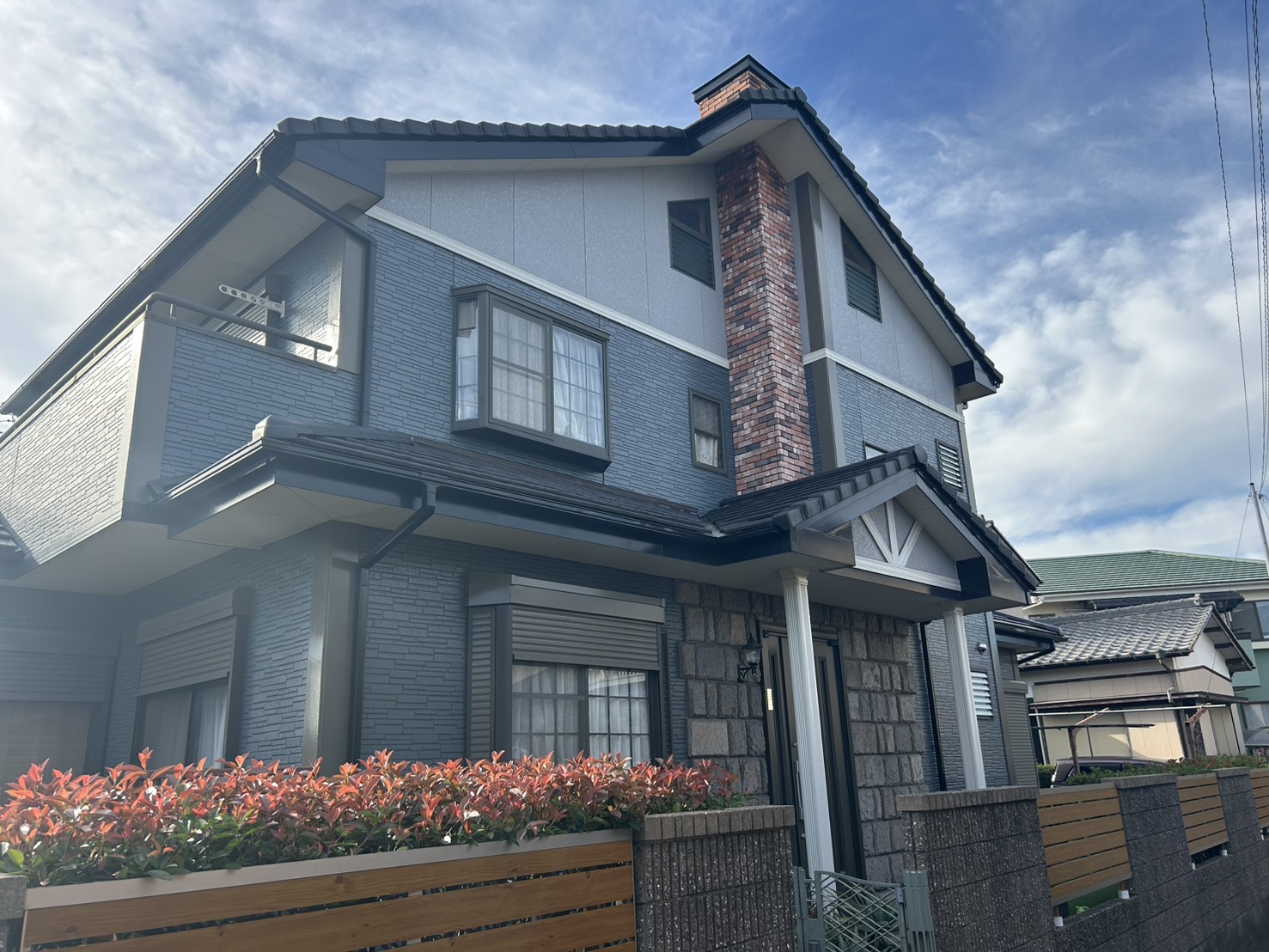 【施工事例あり】2色の塗料で新築の美しさを再現！多彩模様塗りのポイントを解説