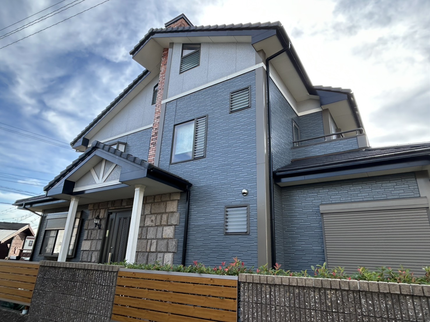 【施工事例あり】2色の塗料で新築の美しさを再現！多彩模様塗りのポイントを解説