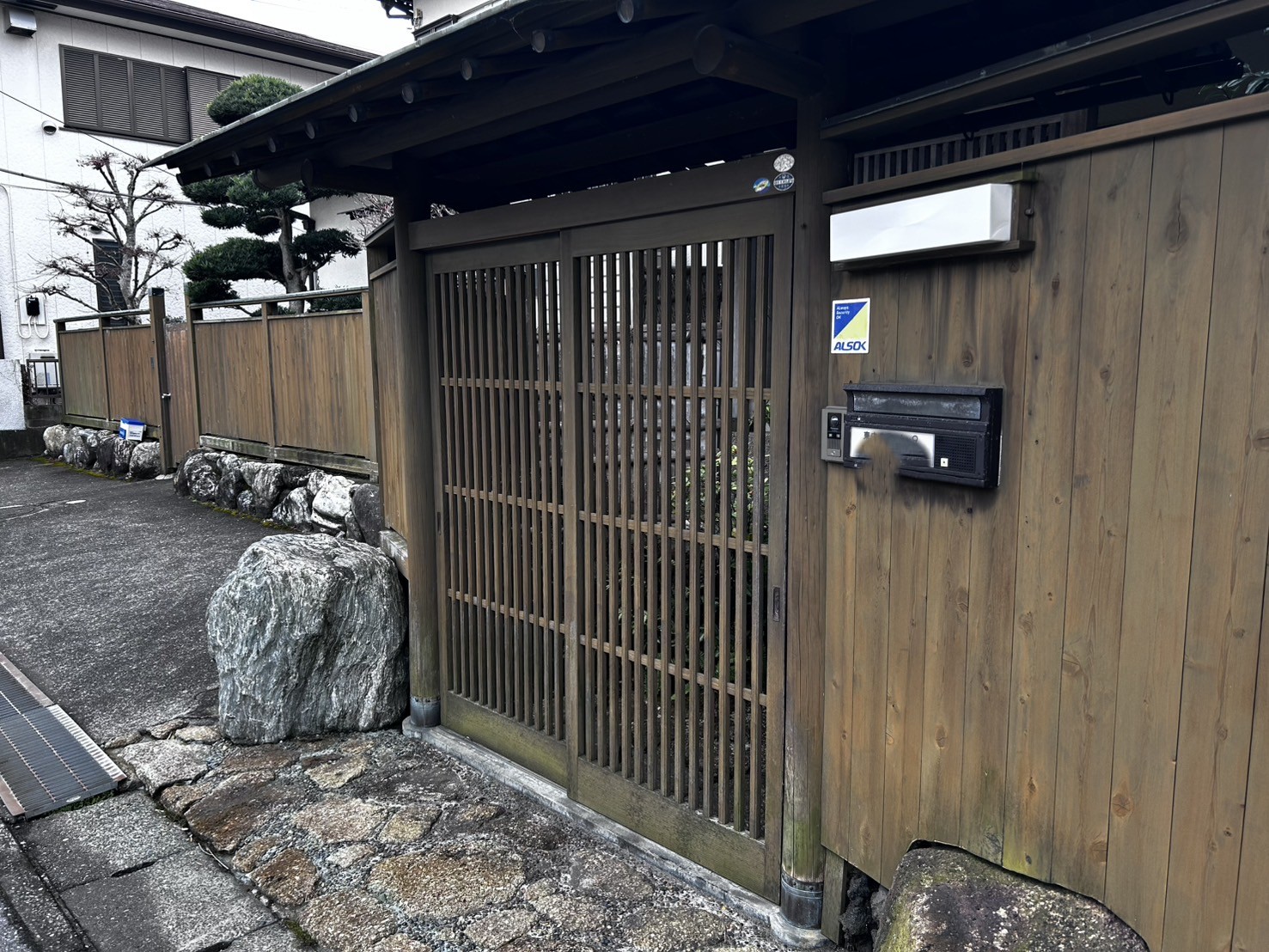板塀の劣化を抑える塗装メンテナンス！