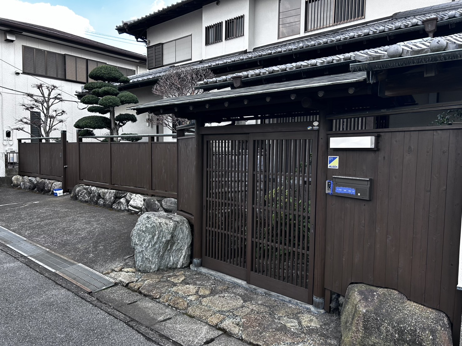 板塀の劣化を抑える塗装メンテナンス！